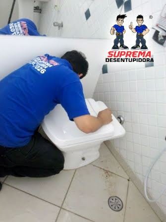 Desentupimento de vaso sanitário em banheiro residencial em Monte Mor