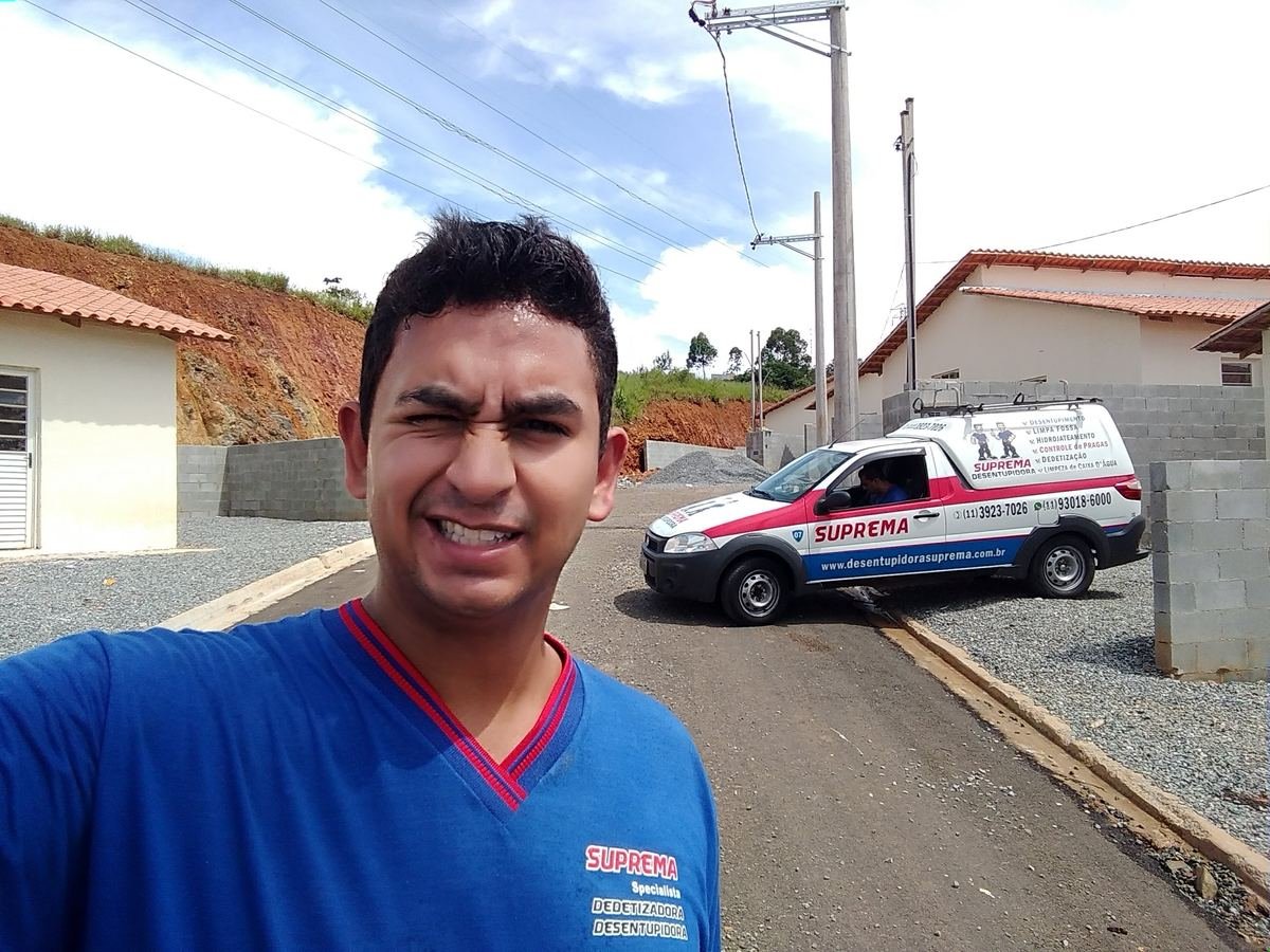 Equipe da Suprema Desentupidora com veículo adesivado em atendimento em Monte Mor