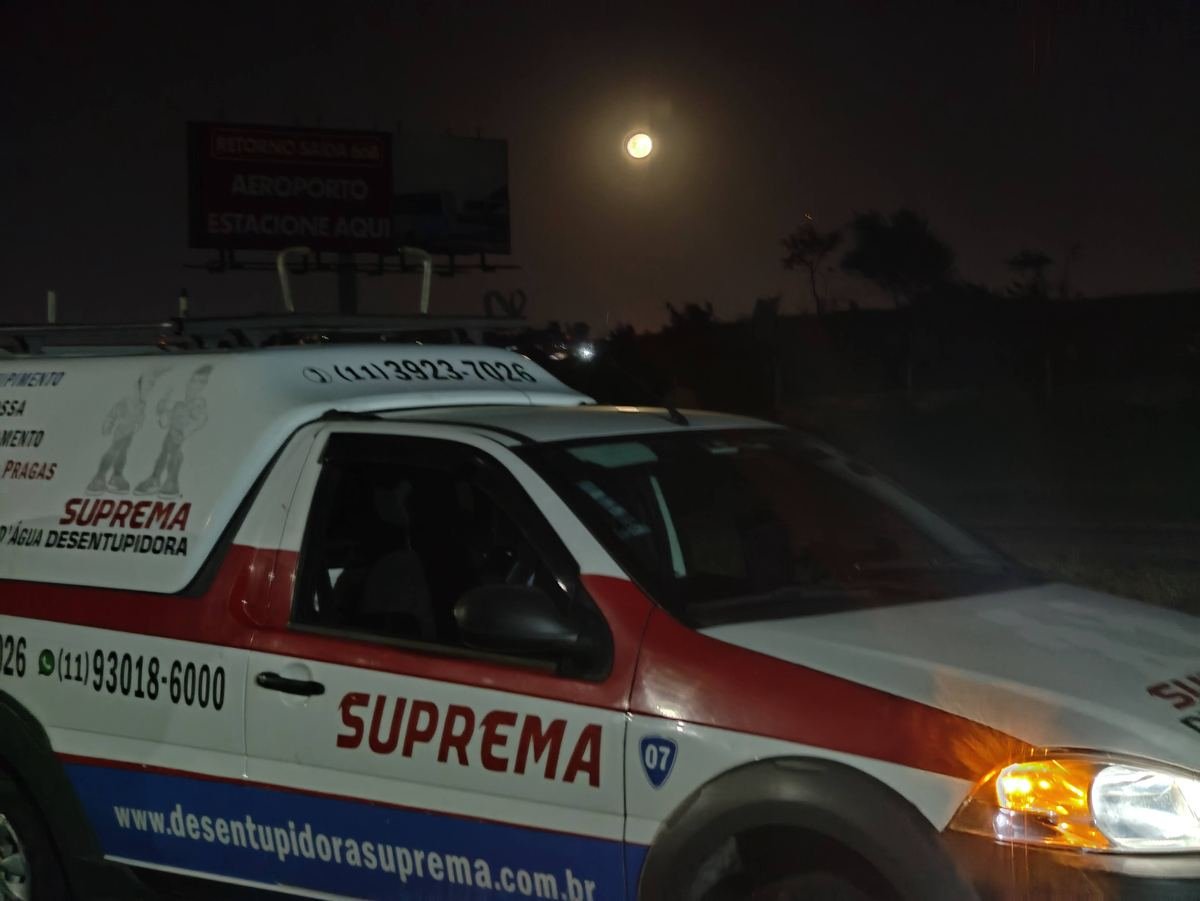 Carro de plantão da Suprema Desentupidora atendendo emergência em Monte Mor